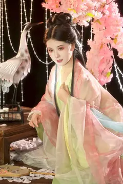 [YITUYU艺图语]2023.09.09 桃花树下 伊伊不想长胖胖[22+1P/400MB] - 2