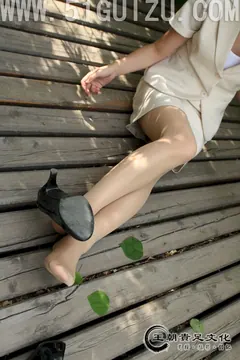 [王朝贵足]0106 外景套图 Lika米色OL至服肉丝林荫木地板系列B[30P/18MB]