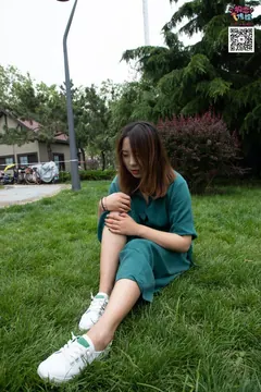 勿恋传媒 No.019 地道的青岛小解解哦,白色板鞋搭配白色船袜 [99P/594MB] - 2