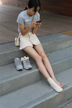 勿恋传媒 No.050 待我长发及腰,只为你的微笑,灰色NB配浅黄棉袜 [145P/1V/1.55GB] - 1