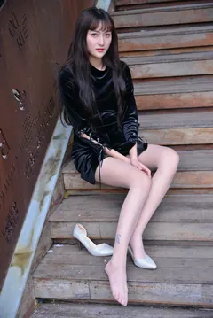 [IESS异思趣向] 耽丝 潇潇在楼梯换高跟鞋 [81P/107M] - 1